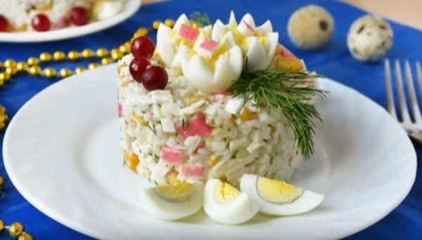 Салаты с крабовыми палочками и рисом — приготовление по классическим рецептам